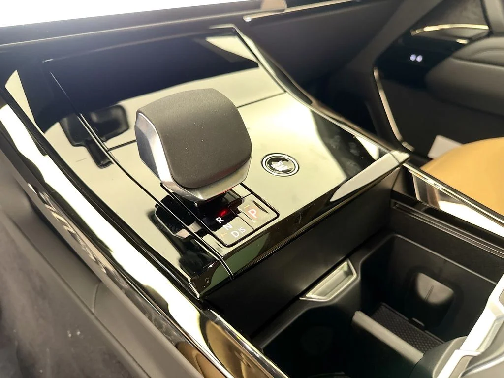 New 2026 Santorini Black Land Rover Dynamic SE image 17