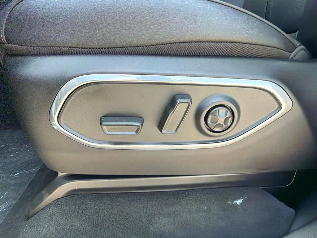 New 2026 Bright White Clear-Coat Exterior Paint Jeep  image 23