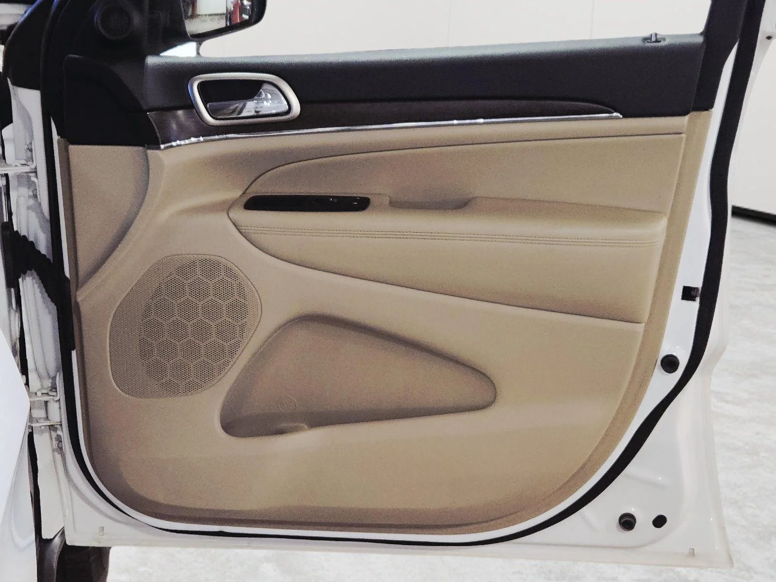 Used 2015 Bright White Clearcoat Jeep Limited image 64
