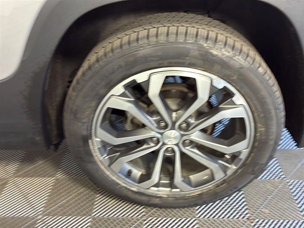 Used 2019 Quicksilver Metallic GMC SLT image 13