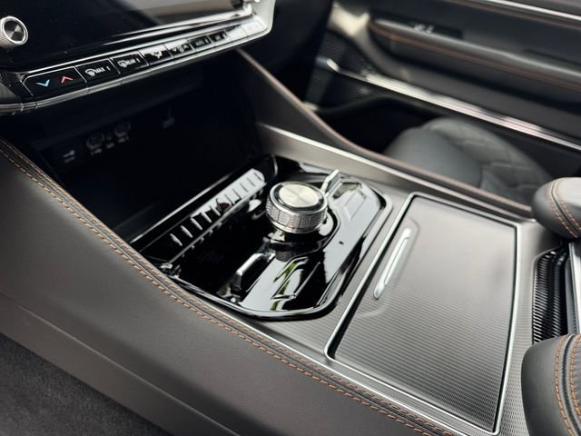 2025 Jeep Grand Wagoneer Series III - Photo 18