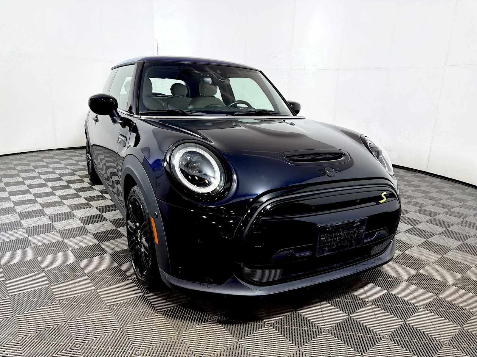 Used 2024 MINI Hardtop 2 Door SE with VIN WMW13DJ0XR2V03695 for sale in Freeport, NY
