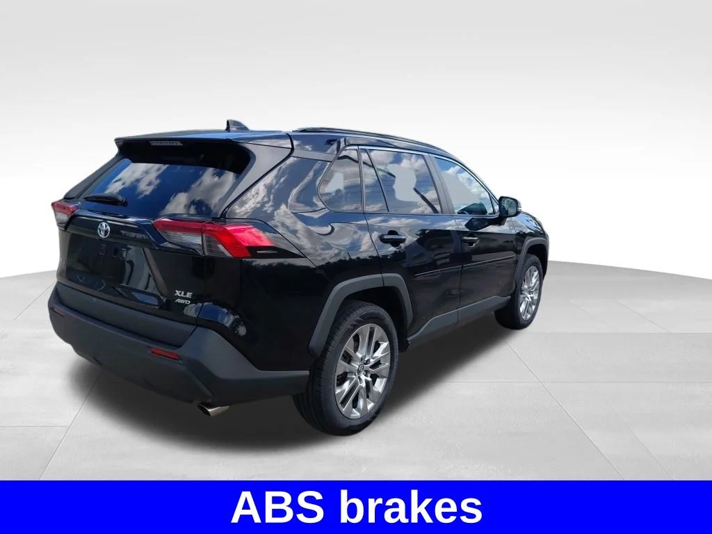 Used 2019 Black Toyota XLE Premium image 17