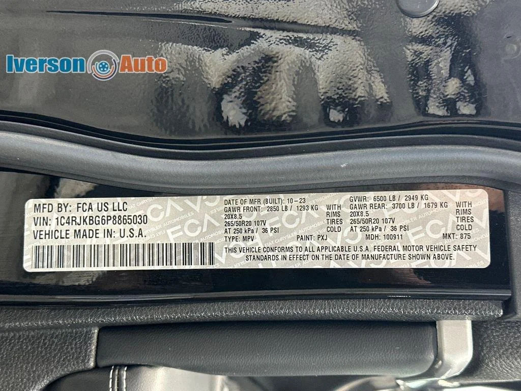 Used 2023 Diamond Black Crystal Pearlcoat Jeep Limited image 14