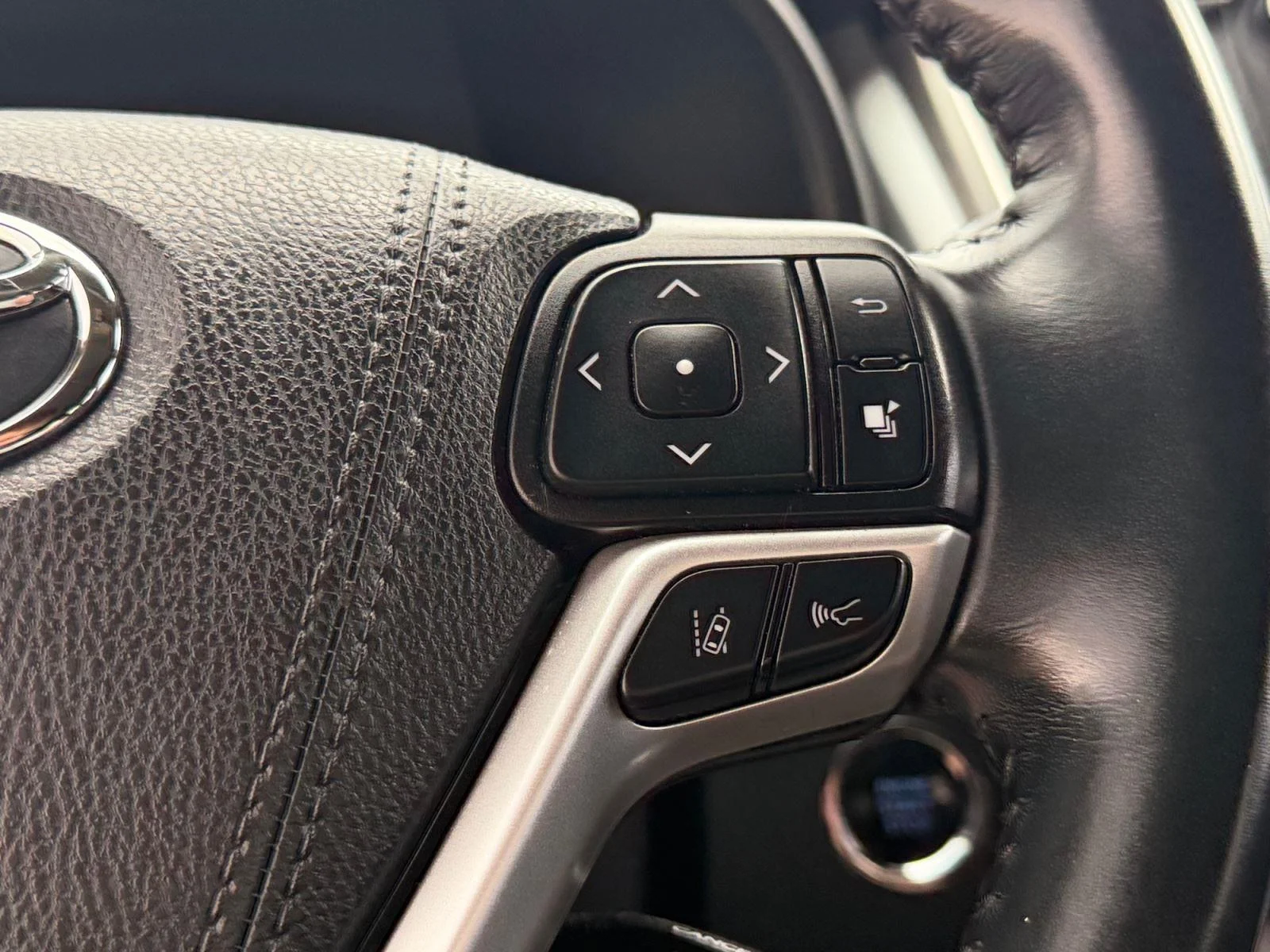 Used 2019 Celestial Silver Metallic Toyota XLE image 29