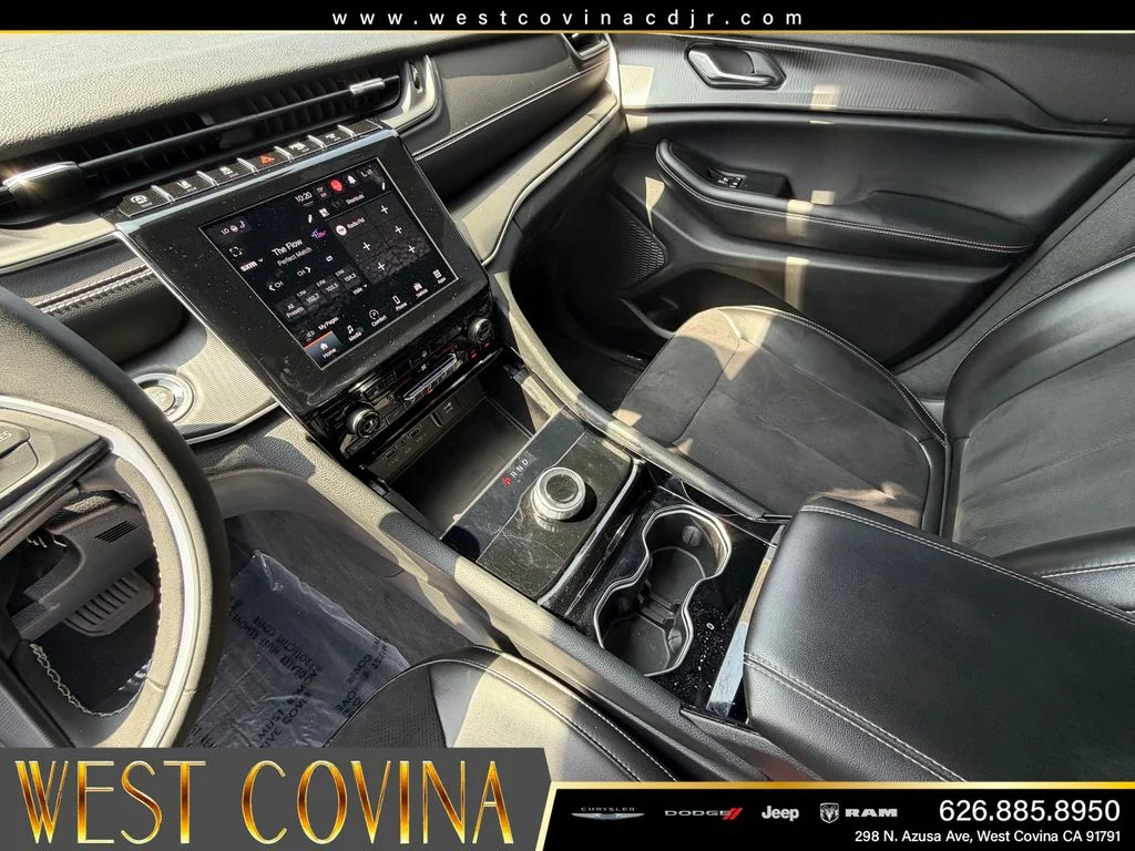 Used 2023 Silver Jeep Altitude image 21