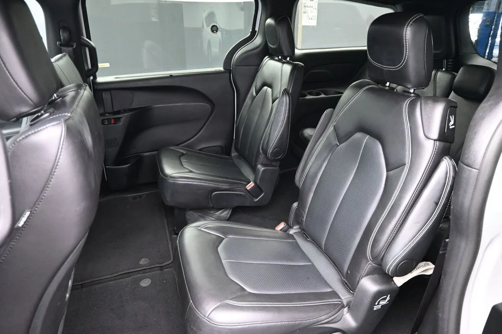 Used 2025 White Chrysler Select image 13