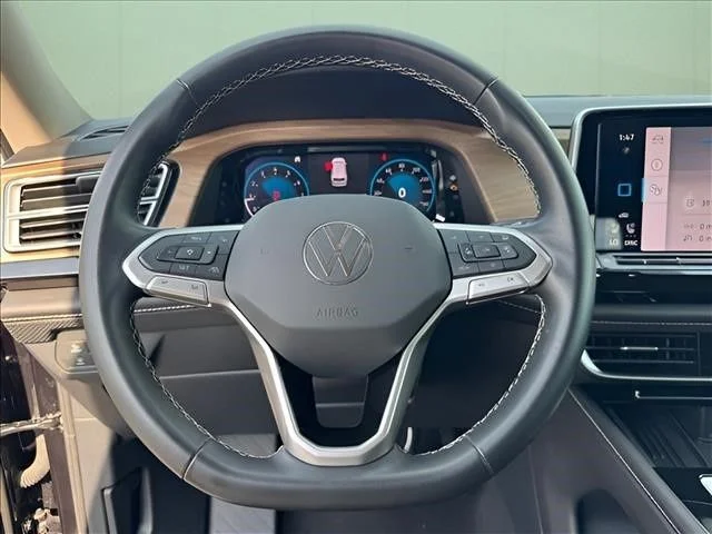 Used 2025  Volkswagen 2.0T SE w/Technology image 25