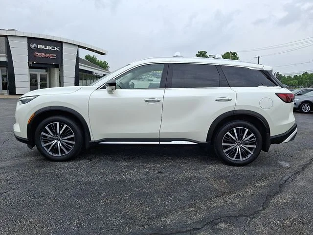 Used 2025 White INFINITI Sensory image 4