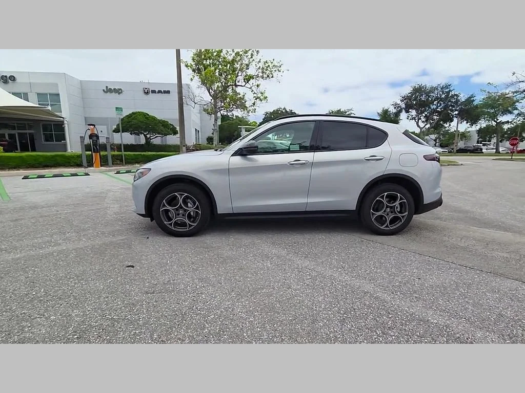 New 2025 Moonlight Gray Metallic Alfa Romeo Base image 34