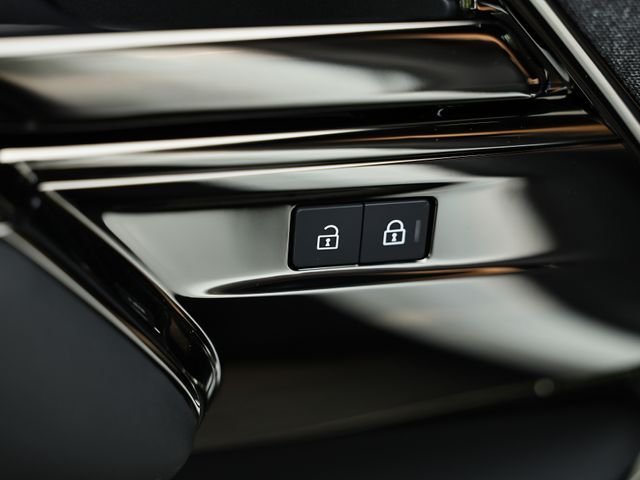 New 2026 Ostuni Pearl White LAND ROVER Dynamic SE image 32