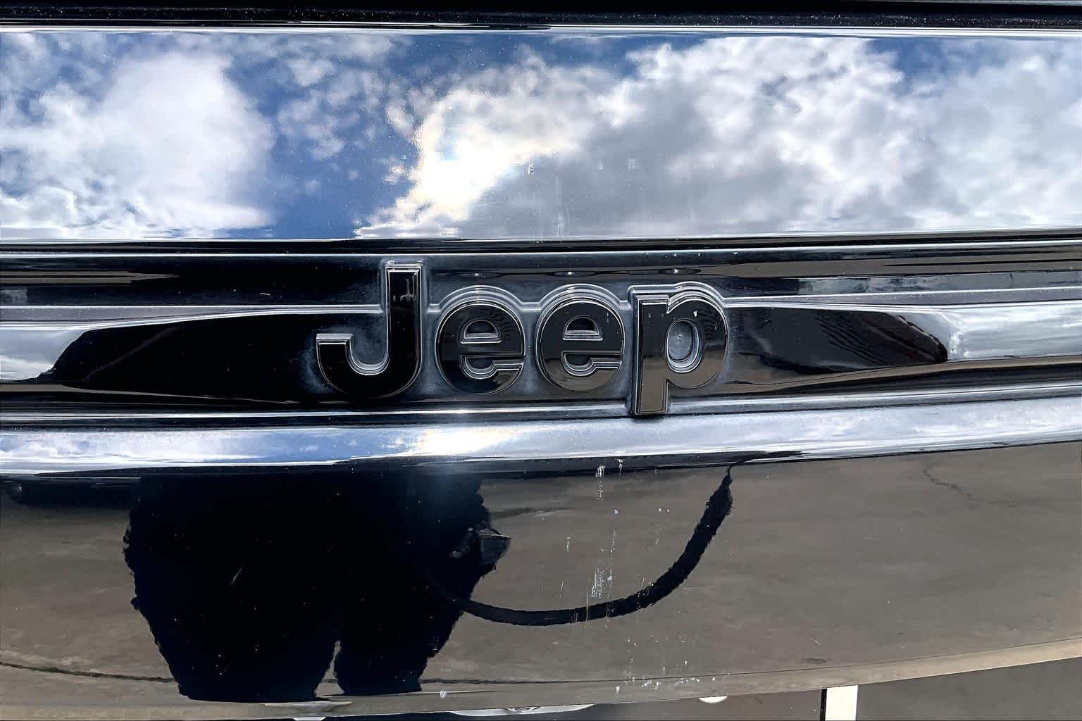 Used 2022 Diamond Black Crystal Pearlcoat Jeep Laredo image 31