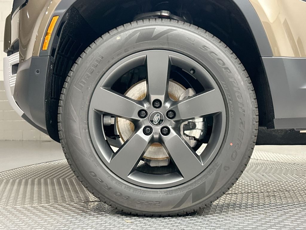Used 2024  Land Rover S image 2