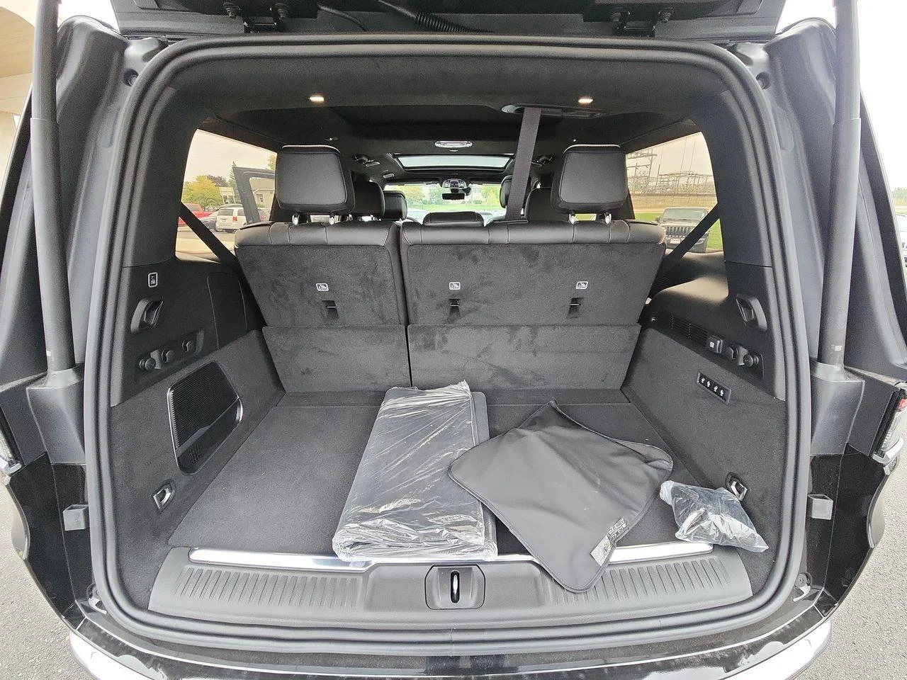New 2023 Diamond Black Crystal Pearl-Coat Exterior Paint Jeep Series III image 25