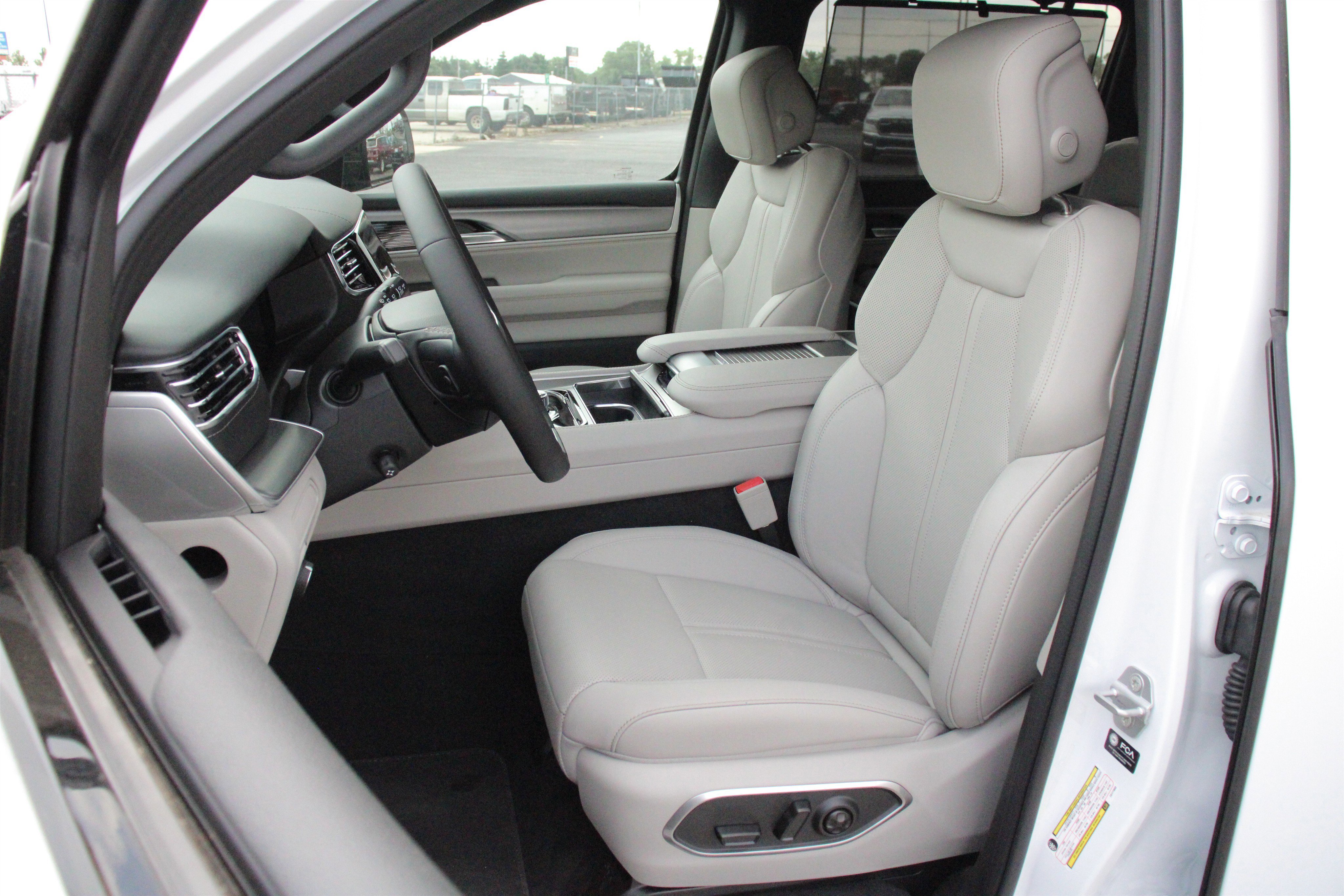New 2026 Bright White Clear-Coat Exterior Paint Jeep Limited Reserve image 5