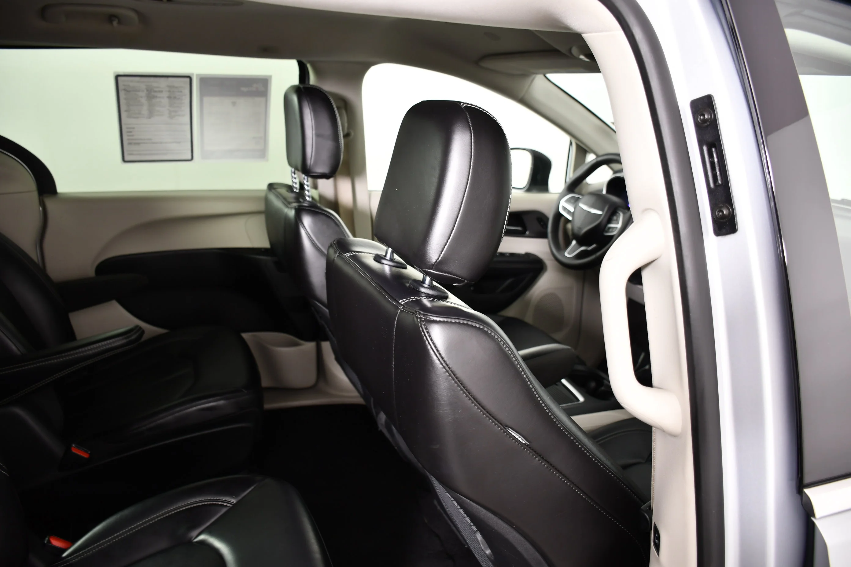 Used 2023 Silver Mist Clearcoat Chrysler Hybrid Touring L image 43