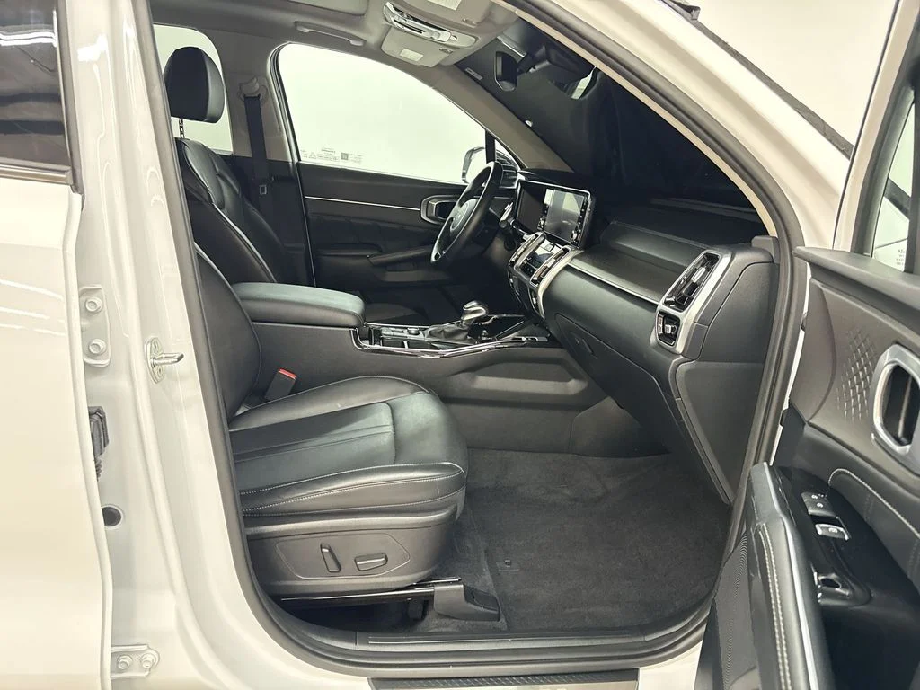 Used 2023 White Pearl Kia SX image 18