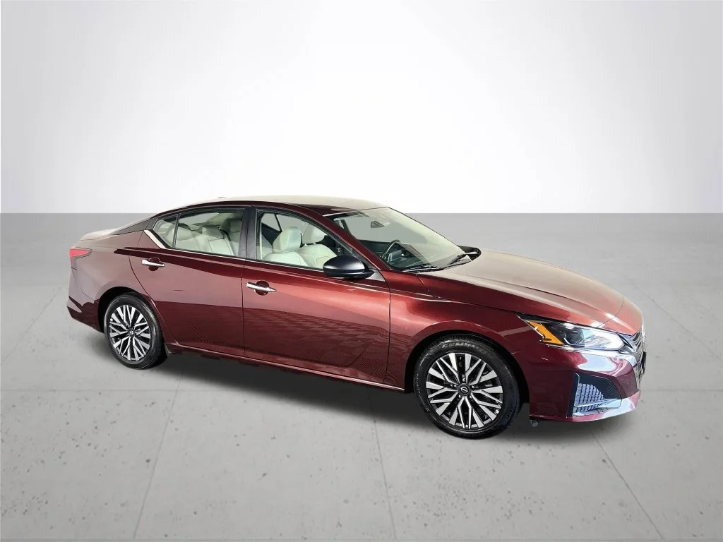 Used 2025 Red Nissan 2.5 SV image 4