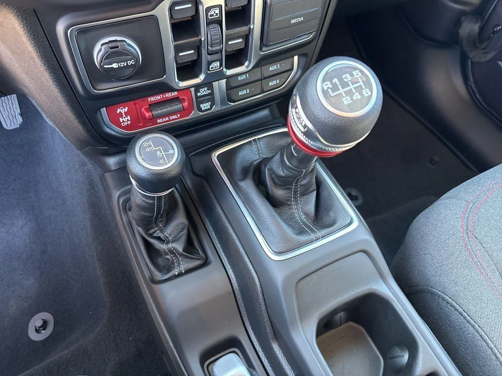 Used 2025  Jeep Rubicon image 27