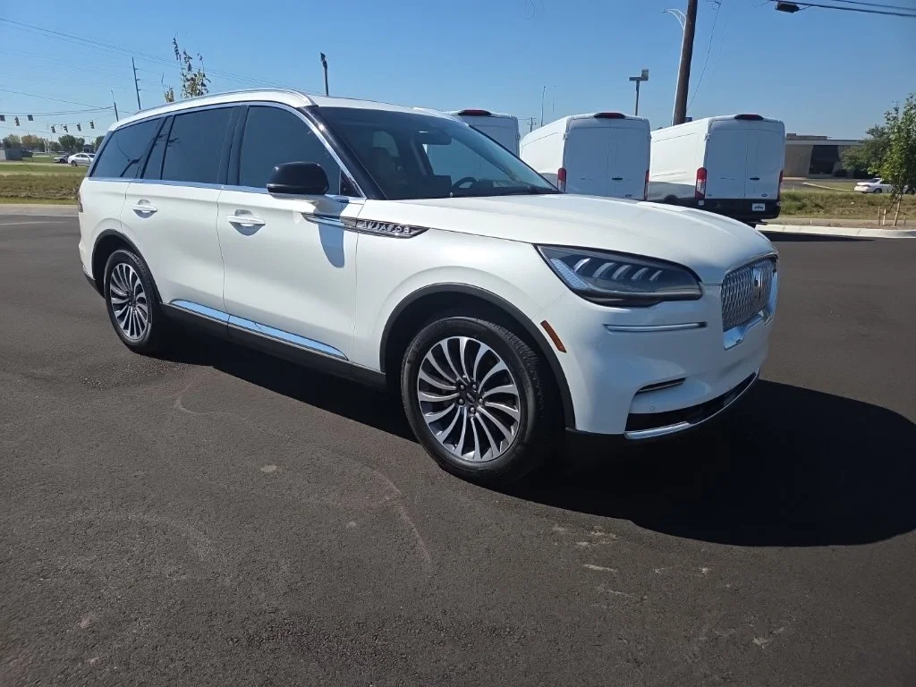 Used 2024 White Lincoln Premiere image 22