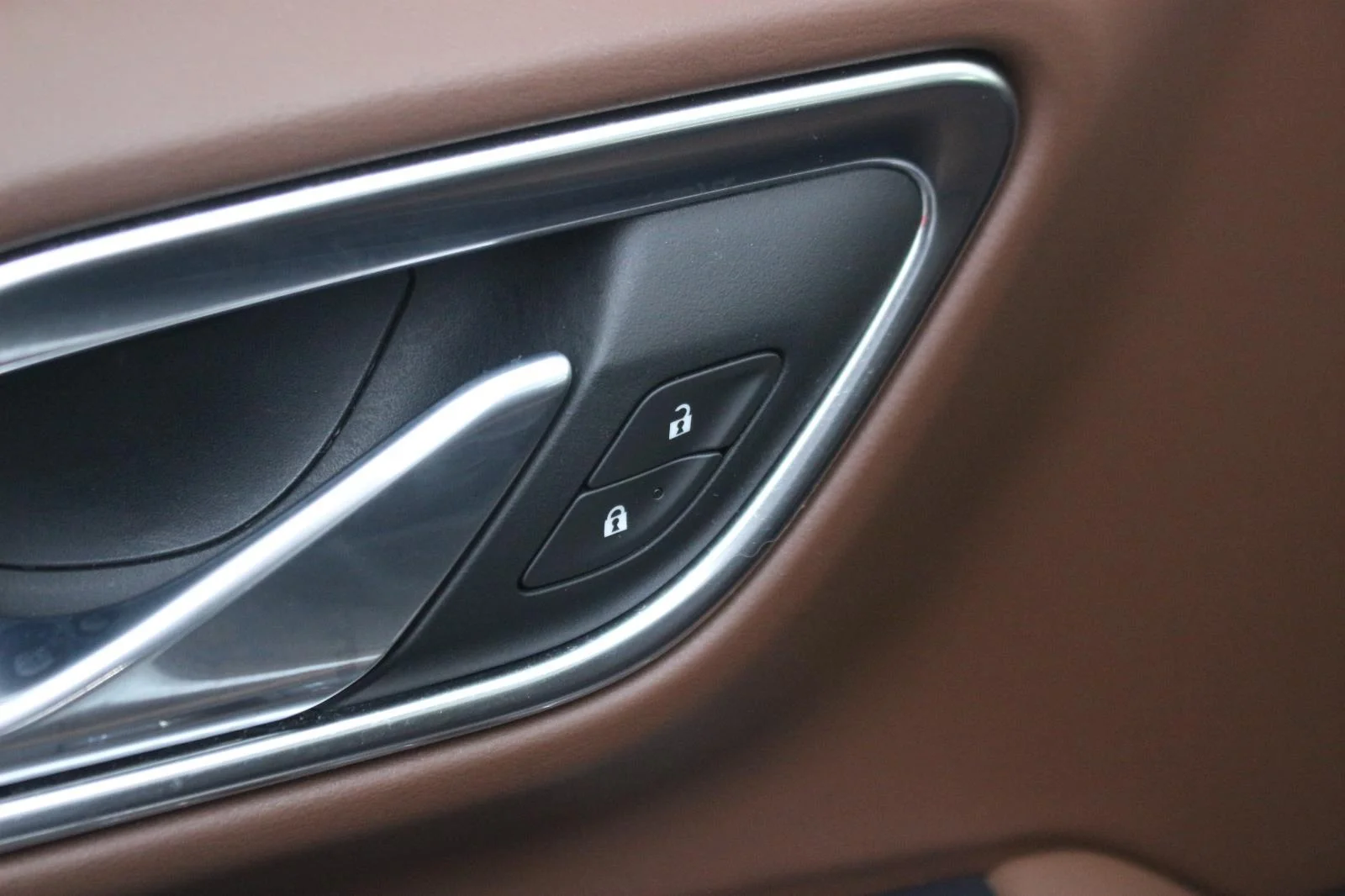 Used 2024 Iridescent Pearl Tricoat Chevrolet High Country image 14