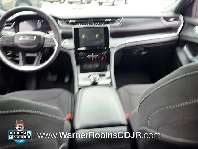 Used 2024 Silver Jeep Laredo image 9