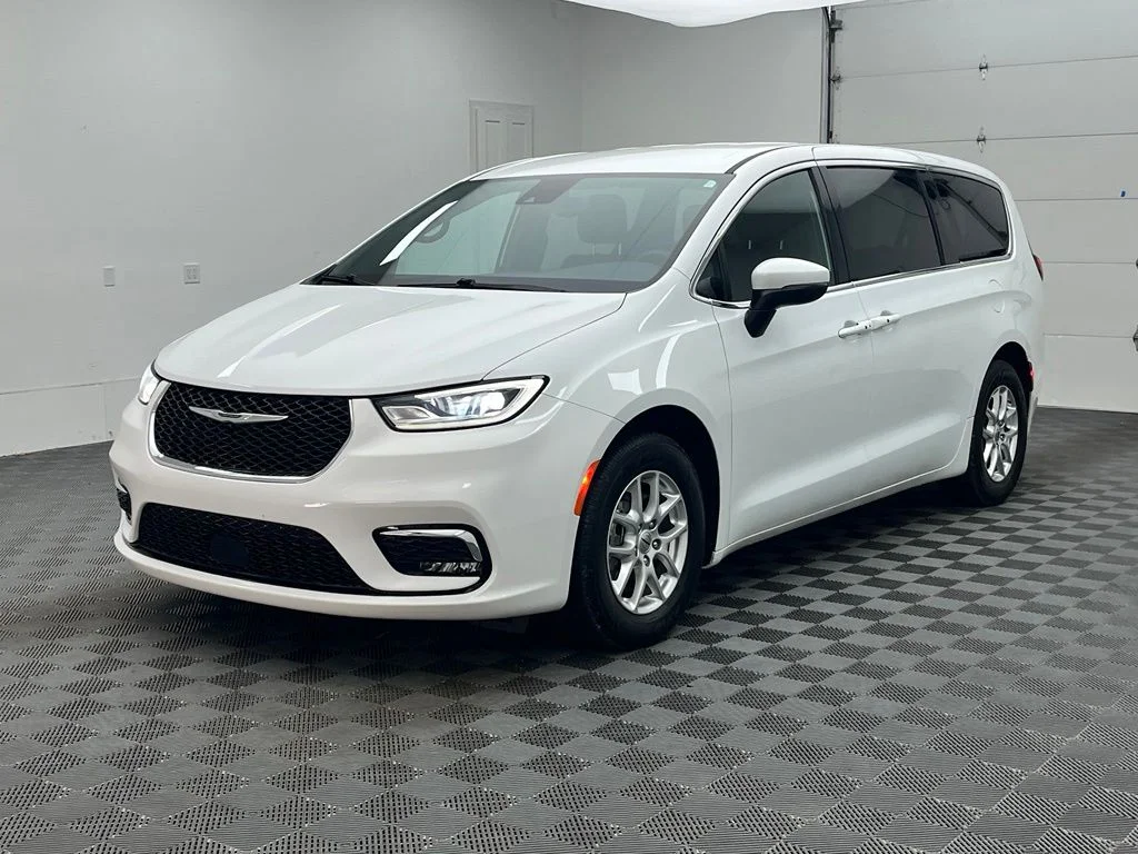 Used 2023 White Chrysler Touring image 13