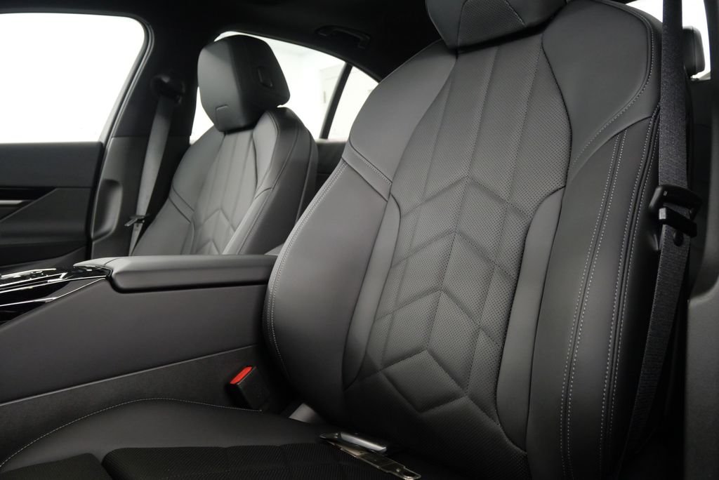 2025 BMW 5 Series 530i - Photo 12