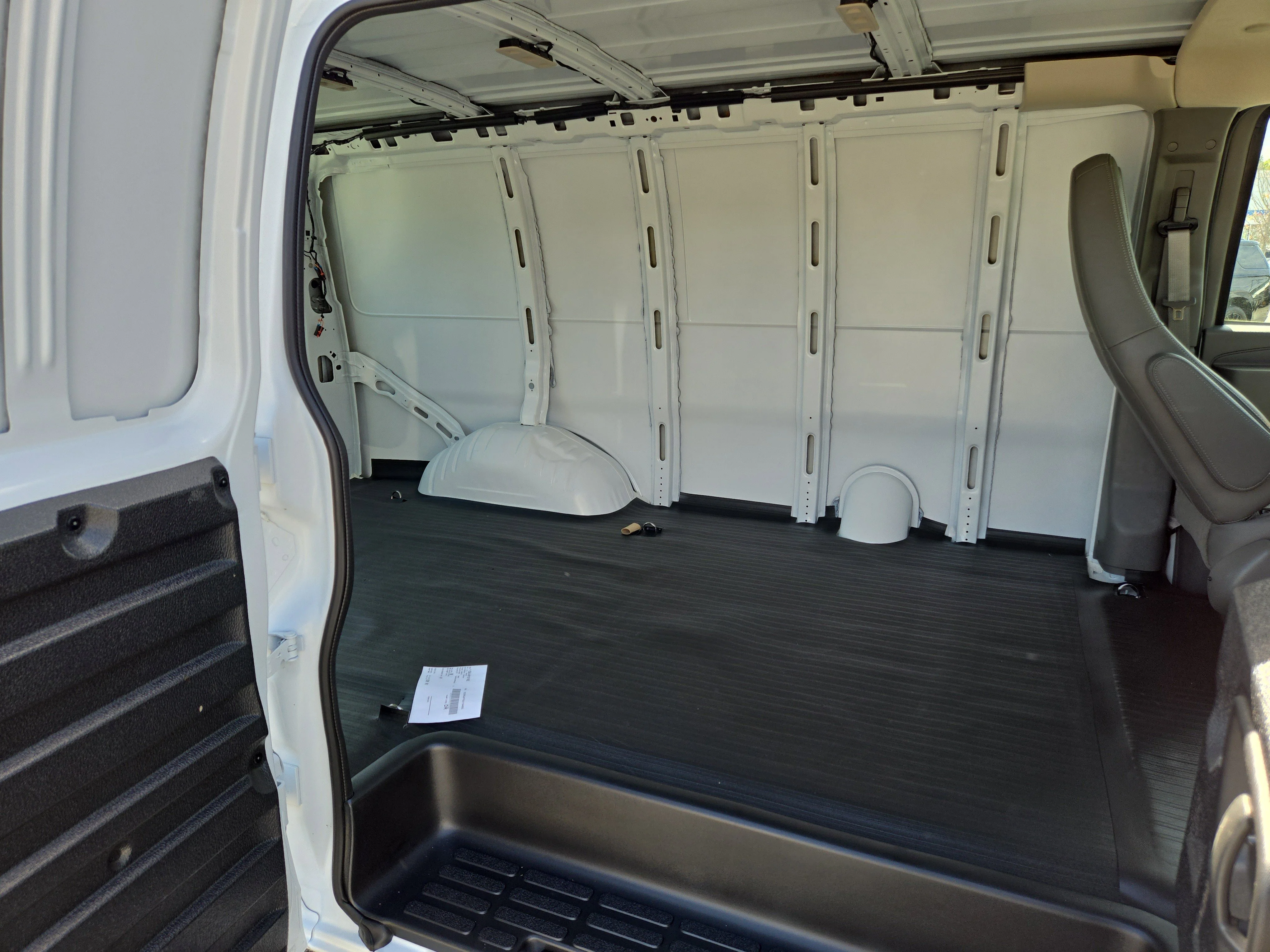 2025 Chevrolet Express Cargo Work Van - Photo 19
