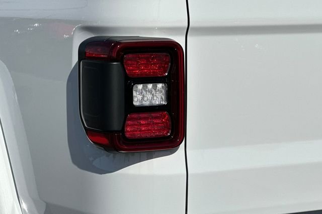 New 2026 Bright White Clear-Coat Exterior Paint Jeep Rubicon X image 24