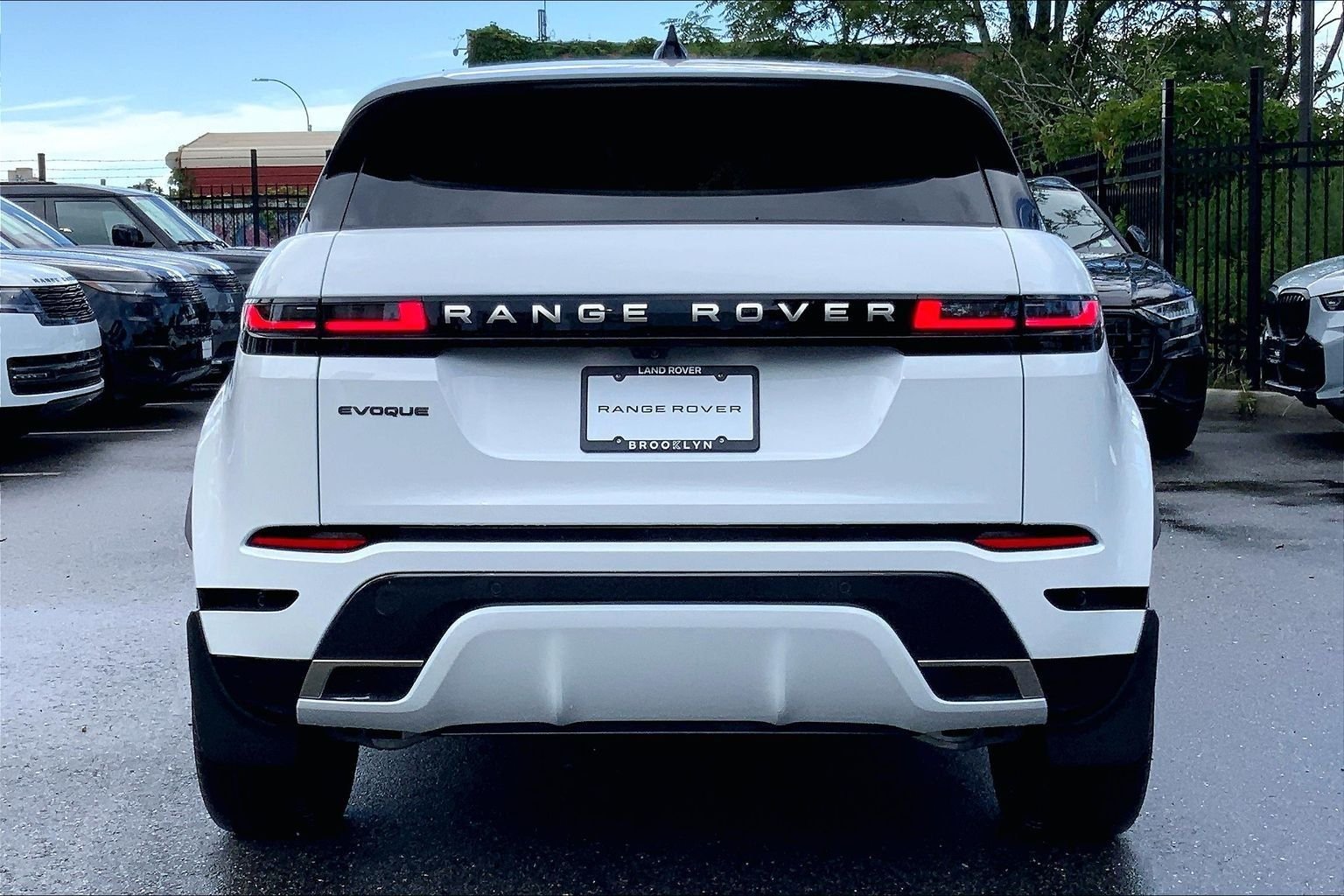New 2026 Fuji White Land Rover Hoxton Edition image 4
