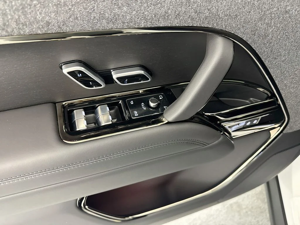 New 2026 Fuji White Land Rover Dynamic SE image 18