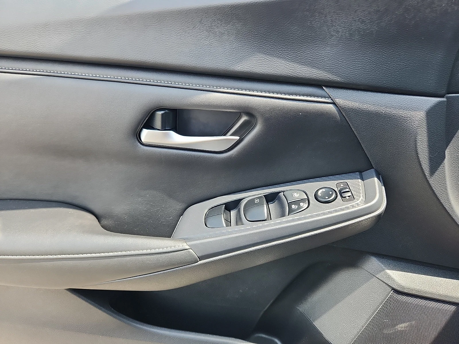 Used 2023 Rosewood Metallic Nissan SV image 13