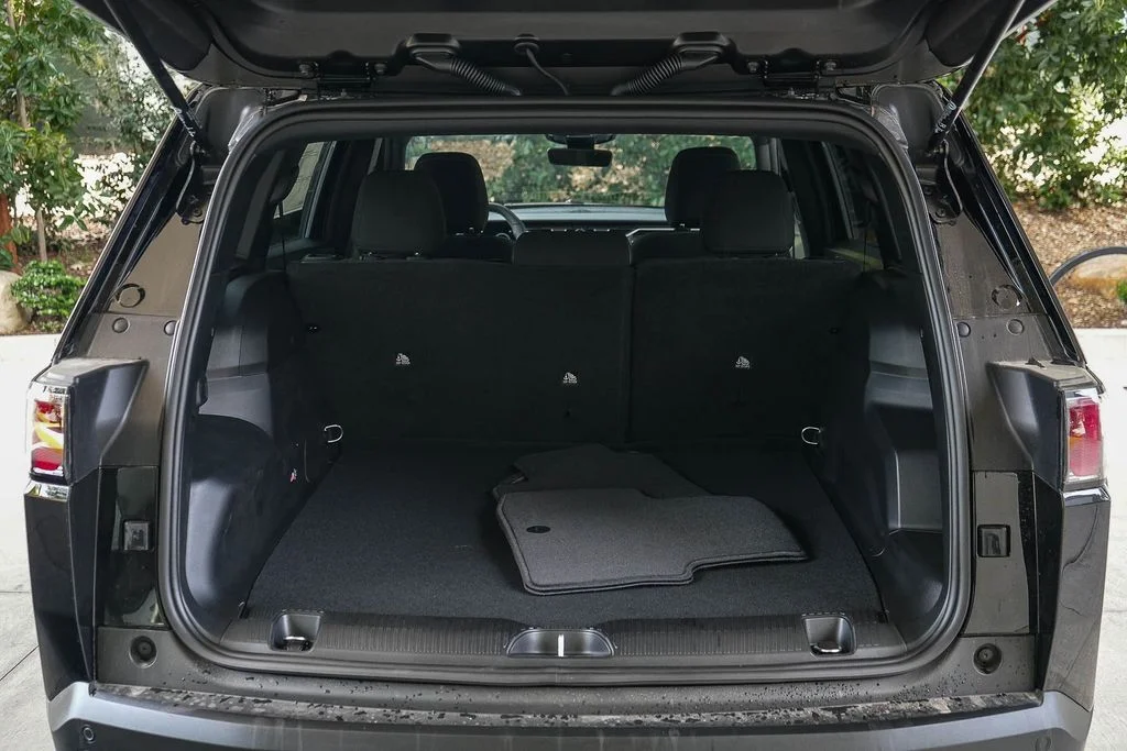 New 2026 Diamond Black Crystal Pearlcoat Jeep Laredo image 25