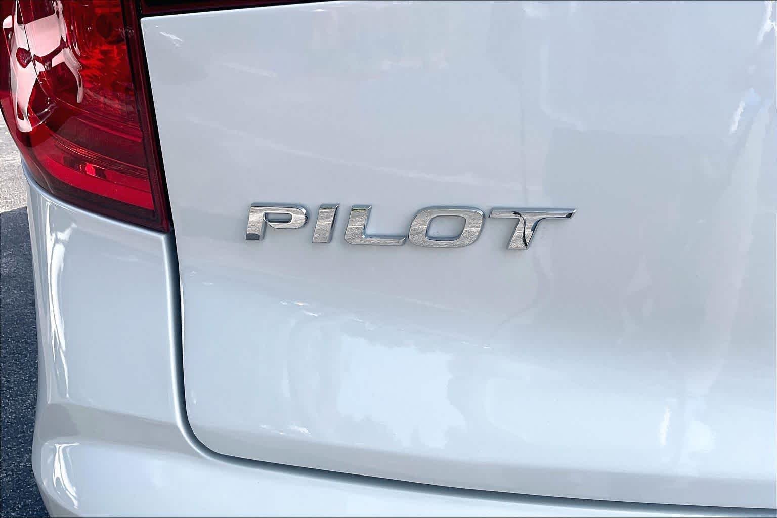 Used 2016 White Diamond Pearl Honda EX-L image 10