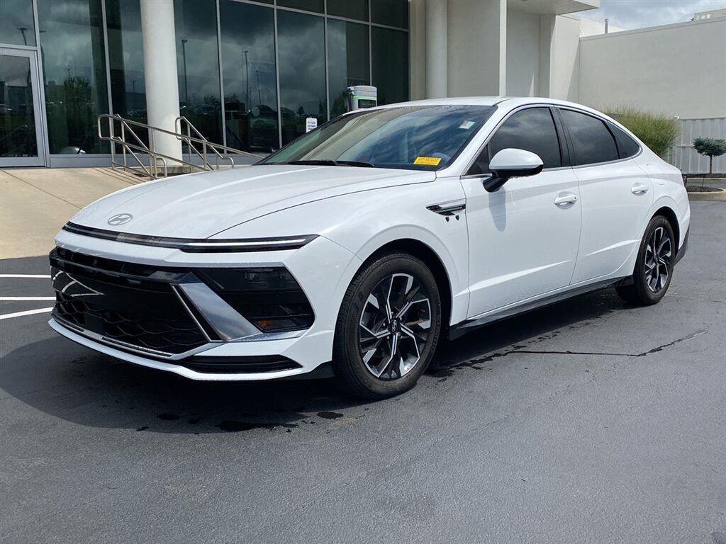 Used 2025  Hyundai  image 7