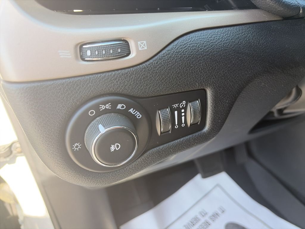Used 2016 Bright White Clearcoat Jeep Latitude image 19