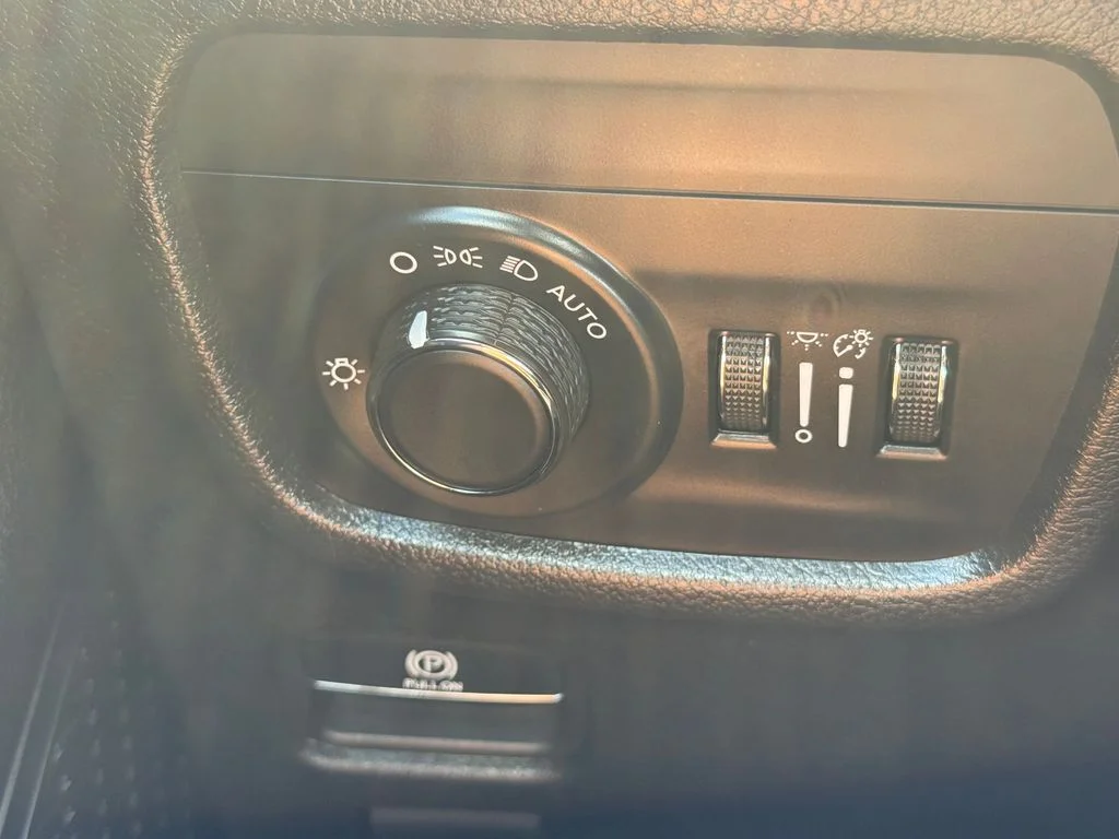 Used 2023 Silver Jeep Altitude X image 19