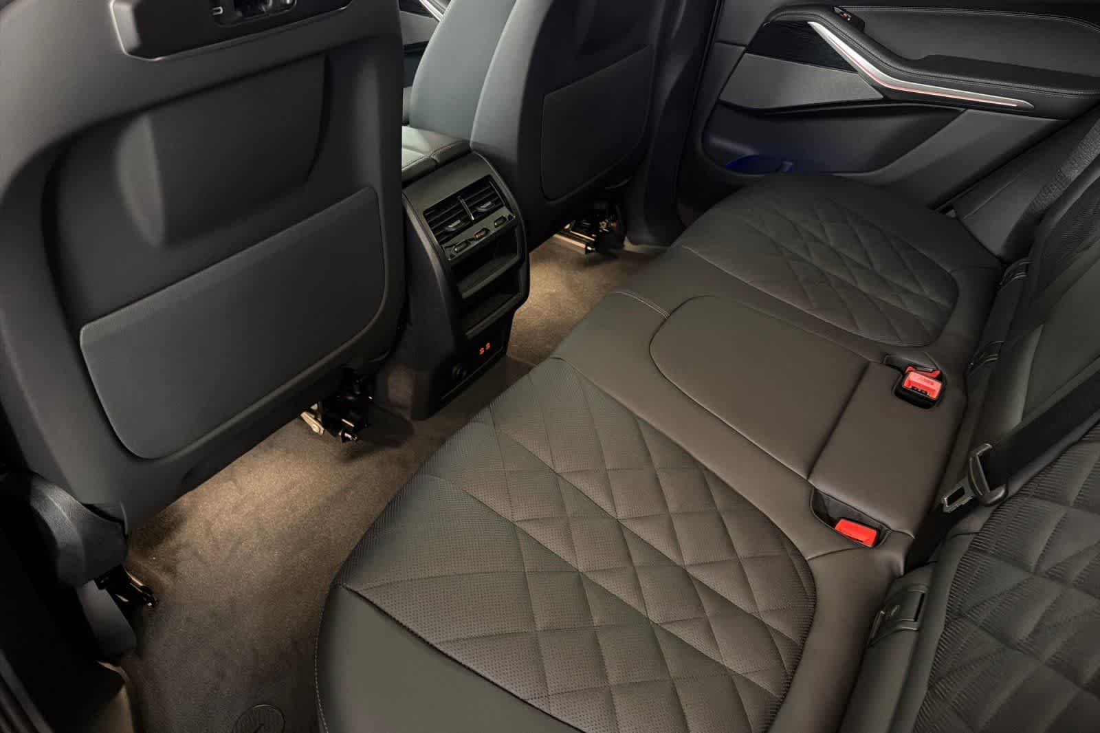 New 2026 Dravit Grey Metallic BMW xDrive50e image 4