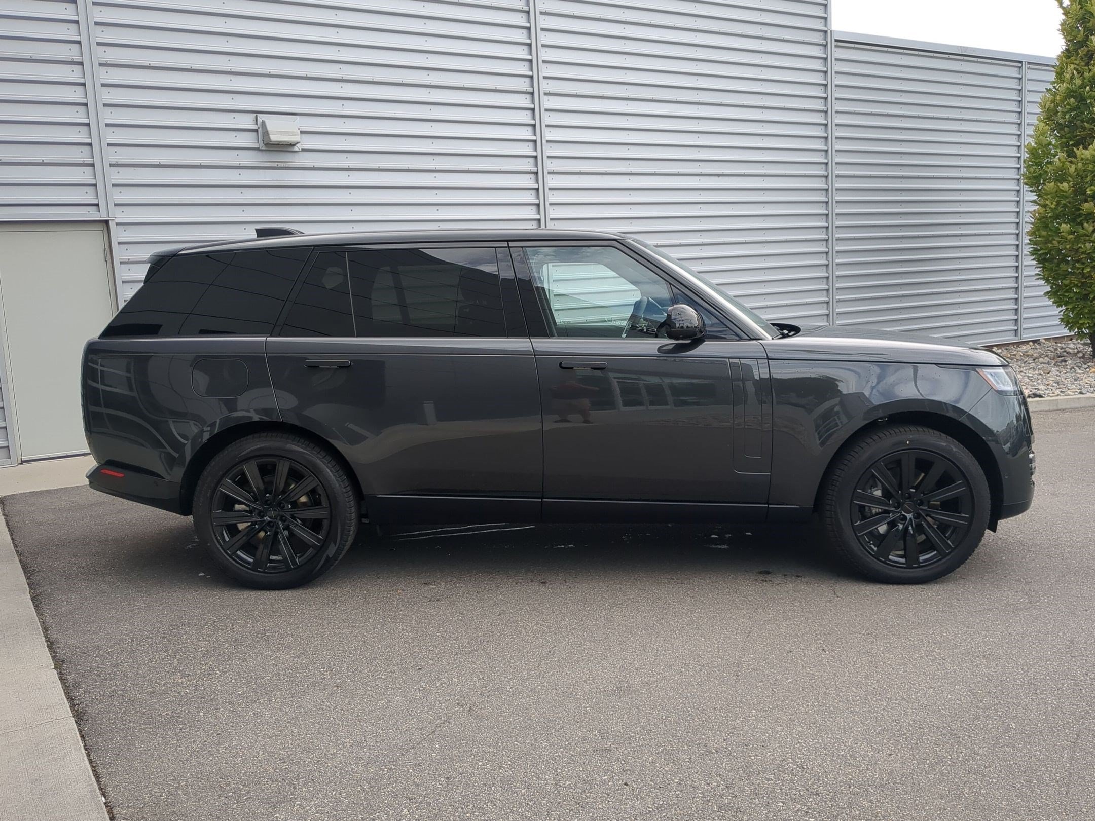 New 2026 Carpathian Grey Land Rover P400 SE LWB 7 Seat image 4