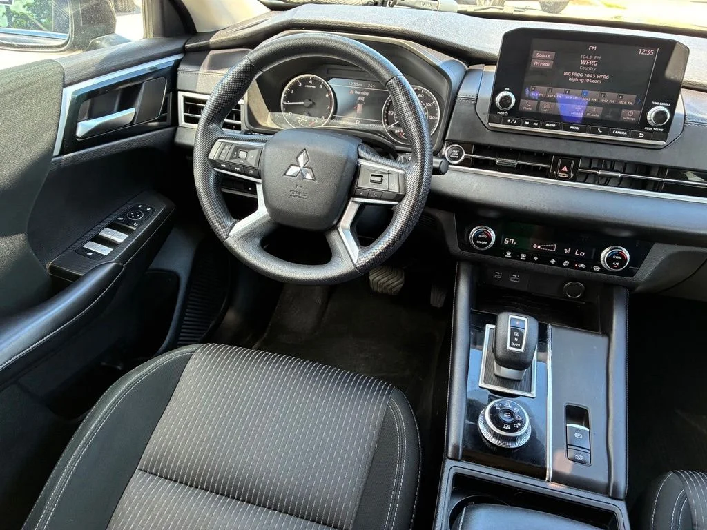 Used 2022  Mitsubishi ES image 9