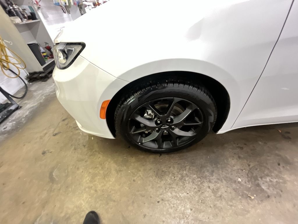 Used 2025 White Chrysler Limited image 10
