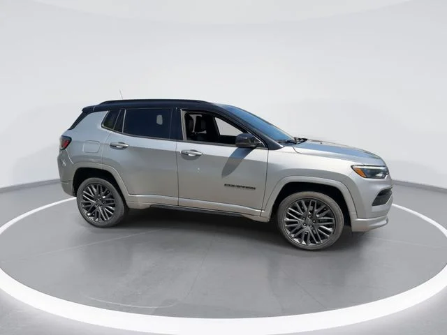 Used 2023 Silver Jeep High Altitude image 9