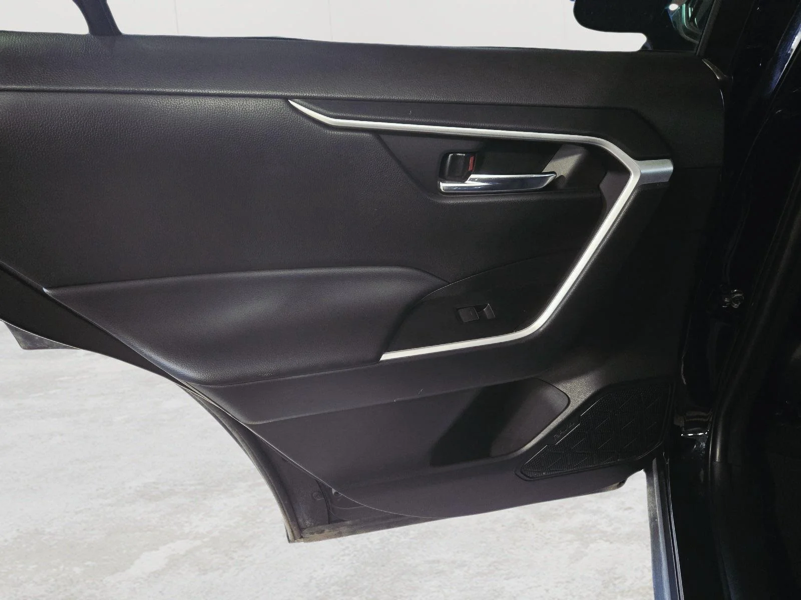 Used 2022 Midnight Black Metallic Toyota Hybrid XLE image 26