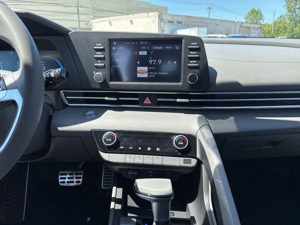 2025 Hyundai Elantra SEL - Photo 17
