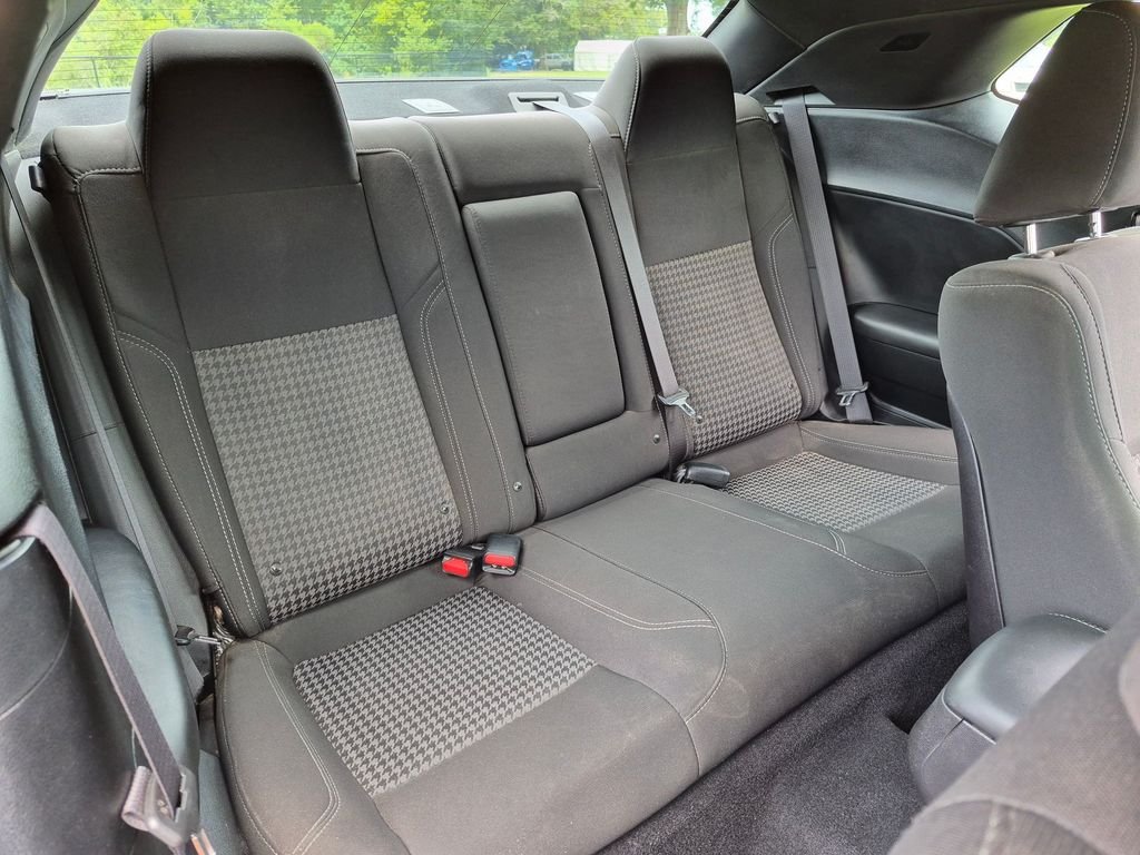 Used 2019 Black Dodge SXT image 33