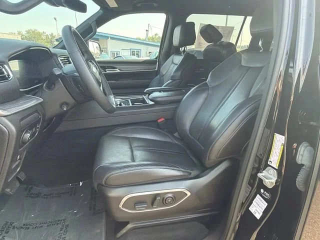 Used 2024 Diamond Black Crystal Pearlcoat Jeep Series III image 21
