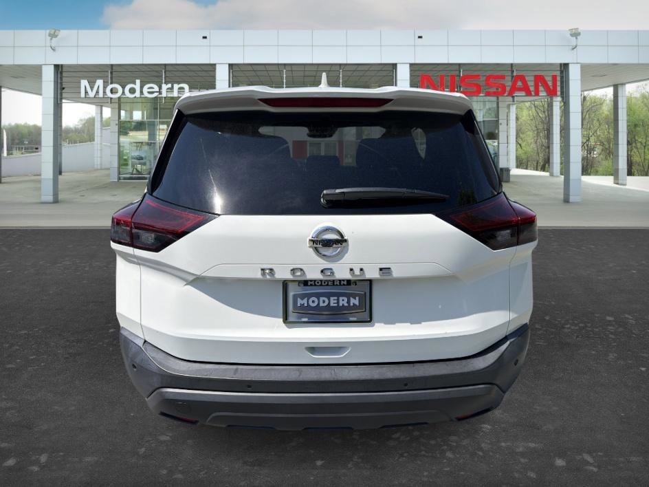Used 2021 Glacier White Nissan S image 4