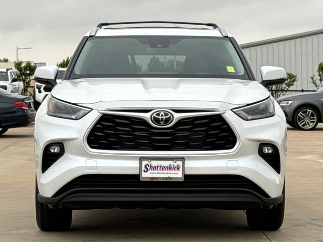 Used 2026 Beige Toyota XLE image 2