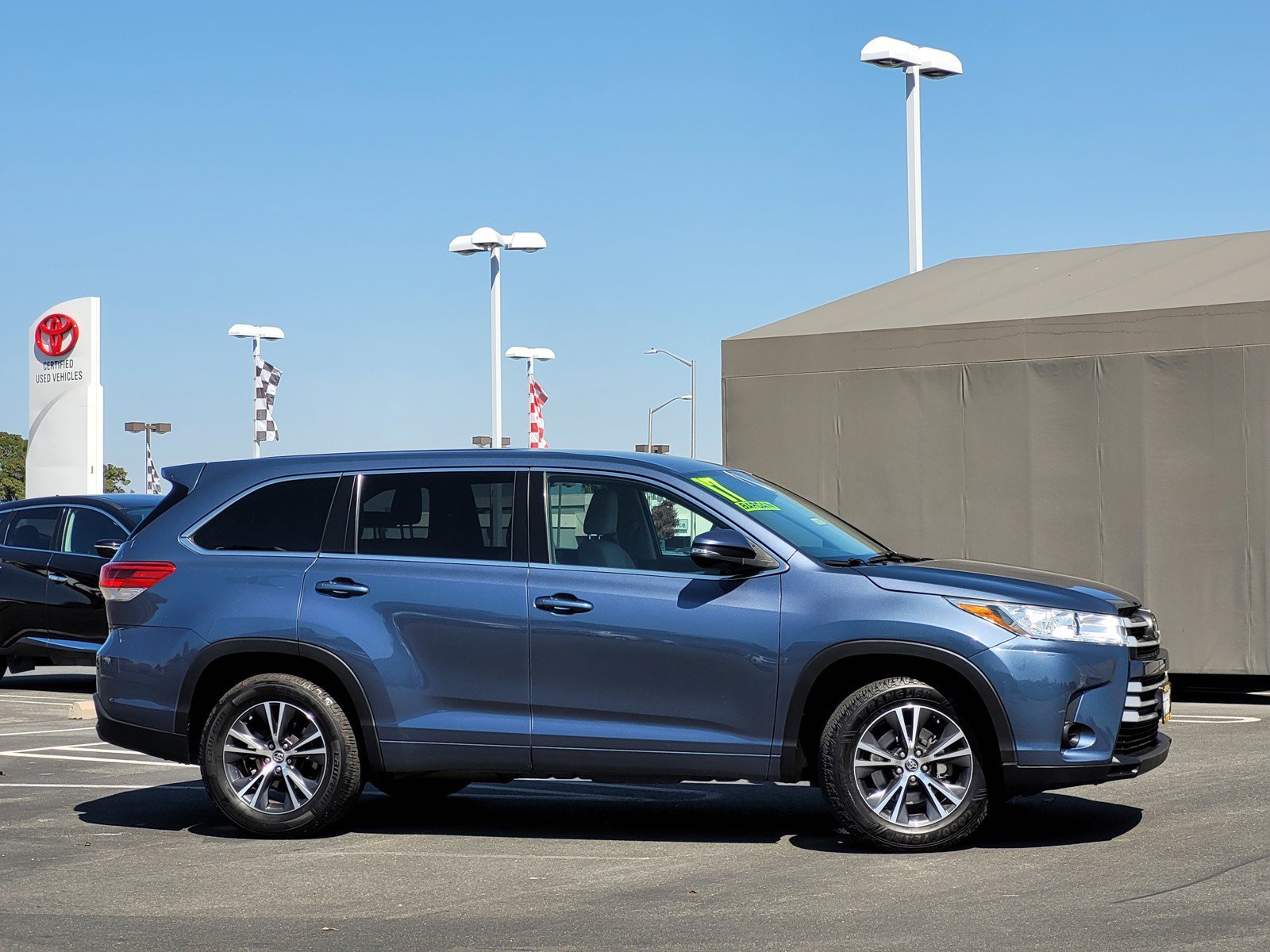 Used 2017  Toyota LE image 3